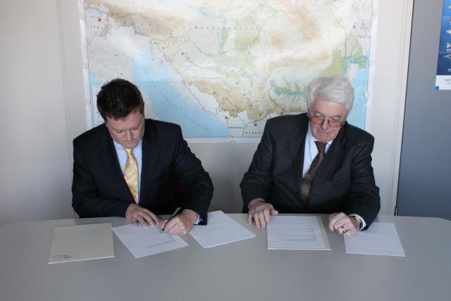 President Wolfgang Stalzer and Matthew Reddy sign MoU